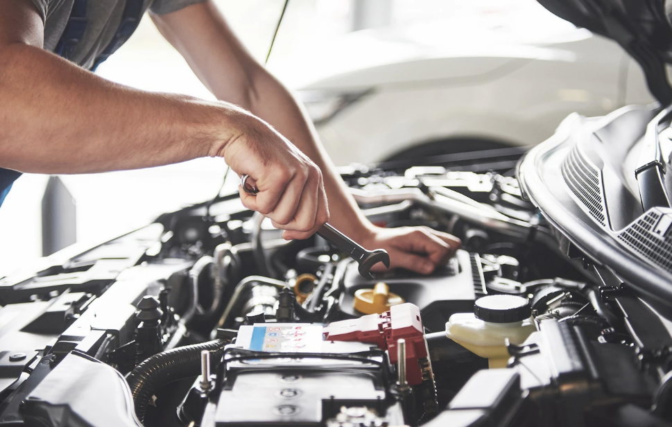 imagen_persona_reparando_motor