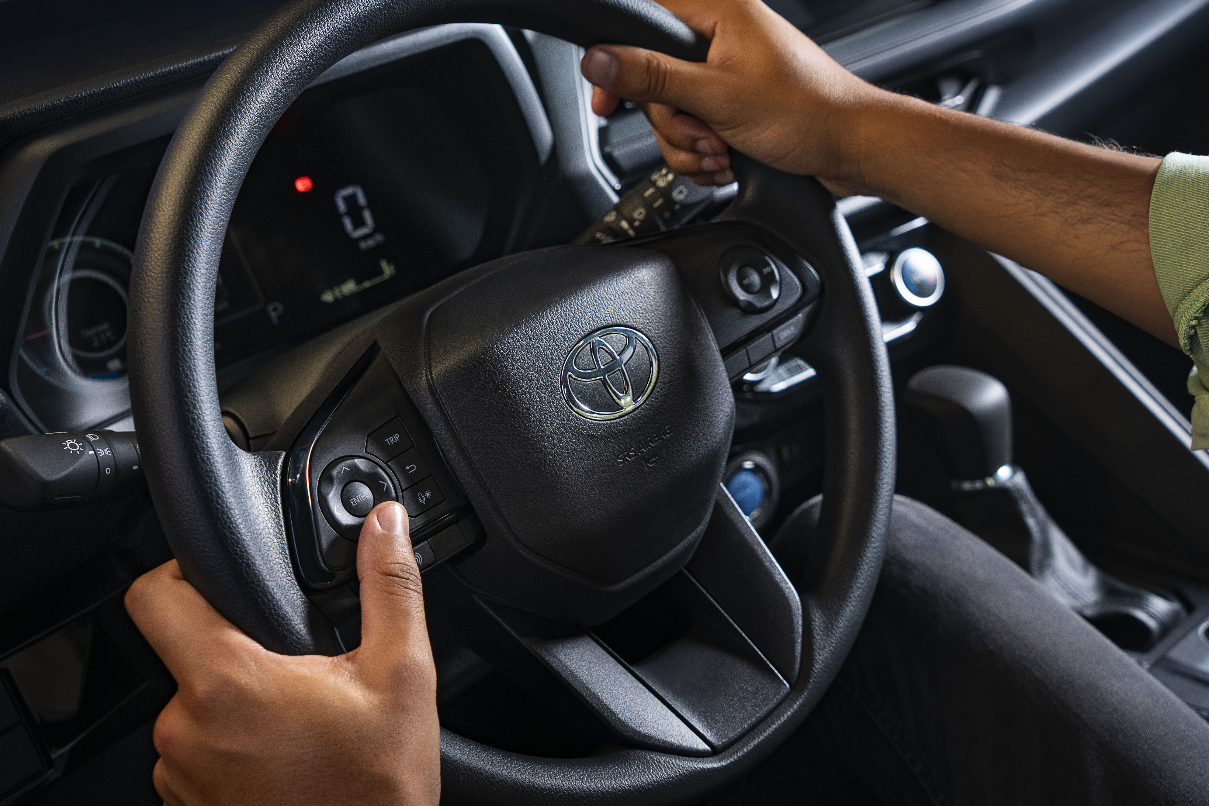 tipo_agarrando_el_volante